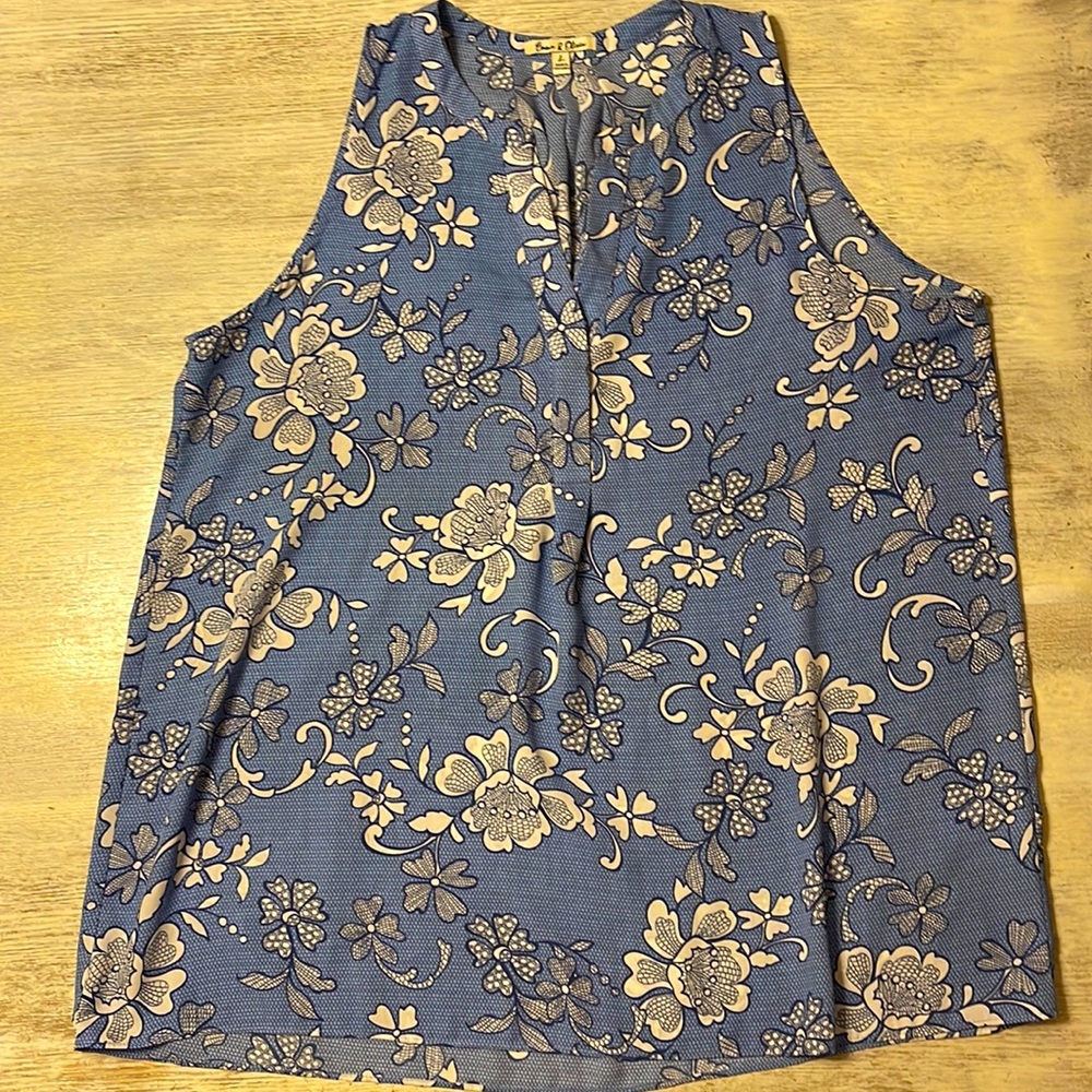Emma & Olivia Blue and White Floral Sleeveless V-Neck Top Sz LG